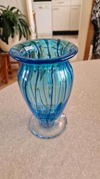 blauwe vaas met gelige en groene punten glas, Blauw, Ophalen of Verzenden, Minder dan 50 cm, Glas