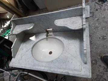 Vintage marmeren wastafel van 1 meter lang beschikbaar voor biedingen