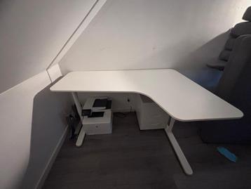 Bureau en stoel van Ikea, inclusief laden beschikbaar voor biedingen