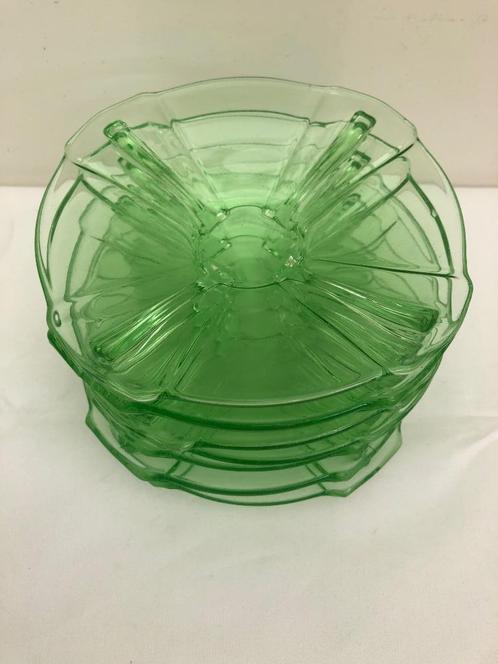 art deco uranium  groen glas bordjes  - 7 stuks Jr 30, Antiek en Kunst, Antiek | Glas en Kristal, Ophalen of Verzenden