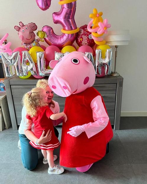 Peppa Big mascotte met de liefste actrice op jouw feestje!, Hobby en Vrije tijd, Feestartikelen | Verhuur, Zo goed als nieuw, Verjaardag