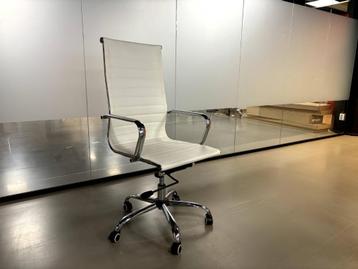 Twee witte bureaustoelen te koop slechts 99 per stuk beschikbaar voor biedingen