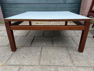 Vintage salontafel beschikbaar voor biedingen