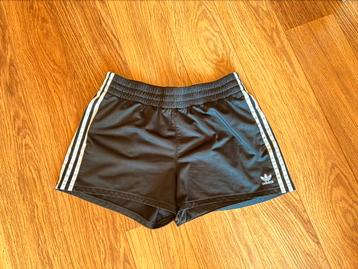 Leuke zwarte Adidas dames short maat XL beschikbaar voor biedingen
