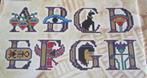 Borduurpatroon  Alfabet Egypte merklap   nr 5824, Hobby en Vrije tijd, Borduren en Borduurmachines, Verzenden, Nieuw, Handborduren