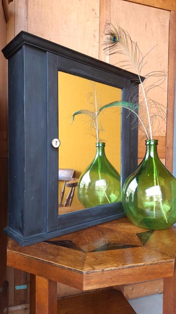 Zwart spiegel kastje met deurtje waarachter 2 schappen, Huis en Inrichting, Woonaccessoires | Spiegels, Gebruikt, 50 tot 75 cm