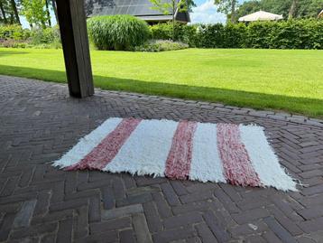 Vloerkleed rood/wit beschikbaar voor biedingen