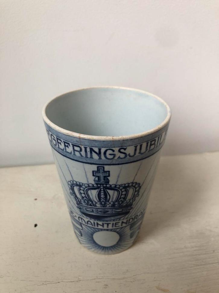 Beker Petrus Regout 25-jarig regeringsjubileum Wilhelmina, Antiek en Kunst, Antiek | Keramiek en Aardewerk, Ophalen of Verzenden