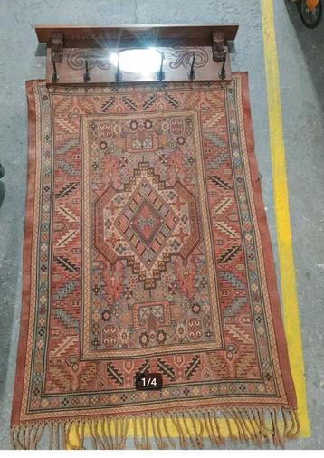 antieke houten wand kapstok met kleed - tapijt beschikbaar voor biedingen