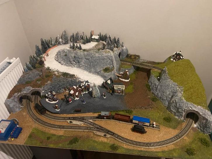 Compleet Kerstdorp met Werkende Trein en Skipiste, Diversen, Kerst, Nieuw, Ophalen of Verzenden