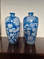 Twee blauw-witte vazen met bloemmotieven, Ophalen of Verzenden