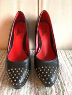 Judith & Sacha zwart leren pumps met studs en plateauzool 39, Ophalen of Verzenden, Zo goed als nieuw, Zwart