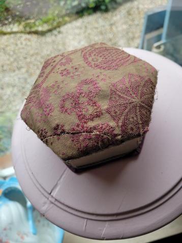 Antiek Frans klein stoffen doosje foto 1 t/m 6 beschikbaar voor biedingen