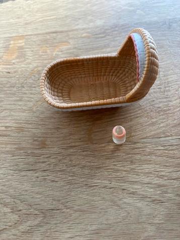Sylvanian families baby wieg + flesje (zonder poppetje) beschikbaar voor biedingen