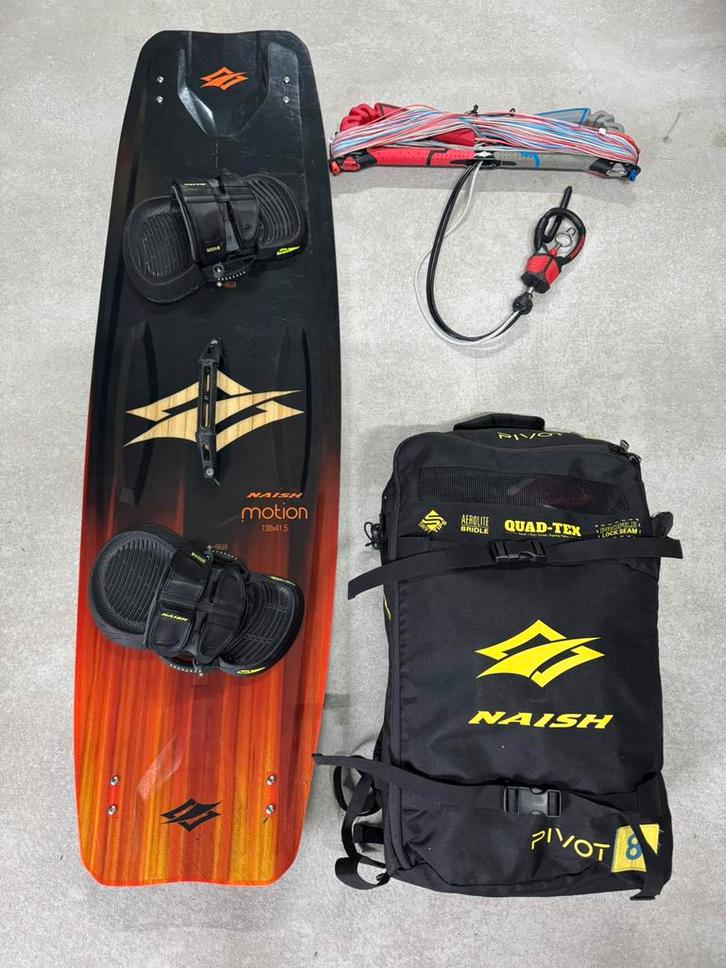 Naish Pivot 2025 8m + Naish Motion 138x41,5 + Naish Bar, Watersport en Boten, Kitesurfen, Zo goed als nieuw, Kitesurf-set, 8 m²