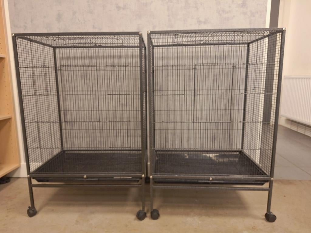 2 ruime vogelkooien, Dieren en Toebehoren, Vogels | Hokken en Kooien, Zo goed als nieuw, Vogelkooi, Metaal, Ophalen