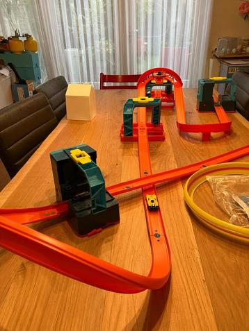 Hot wheels race en stunt strack beschikbaar voor biedingen