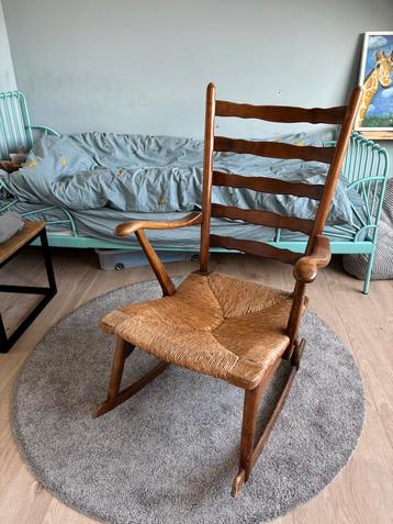 houten schommelstoel met rieten zitting beschikbaar voor biedingen