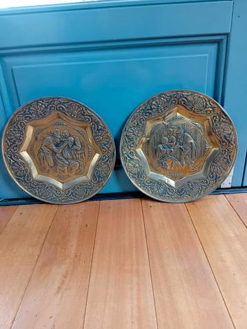 2 Koperen Reliëf Borden - 38cm beschikbaar voor biedingen