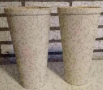 2 ecru bloempotten, bloempotjes; 25 cm hoog beschikbaar voor biedingen
