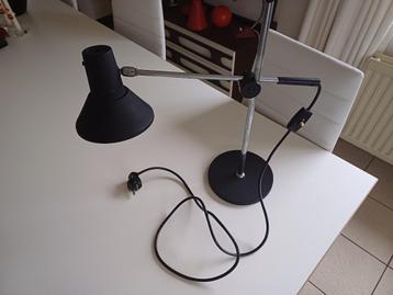 Vintage mid century tafellamp zeer leuk model beschikbaar voor biedingen