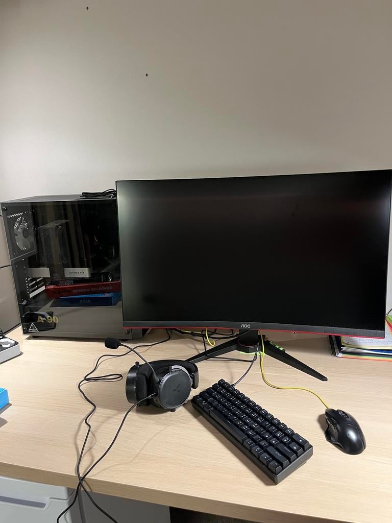 Gaming PC met Monitor & WiFi Adapter, Gaming toetsenbord, Ophalen of Verzenden, Zo goed als nieuw, Qwerty