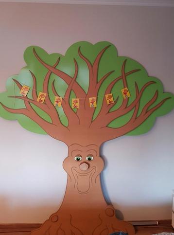 Vrolijke boom ter decoratie beschikbaar voor biedingen