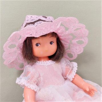 Vintage popje met hoedje uit de jaren 70 vintage speelgoed 1 beschikbaar voor biedingen