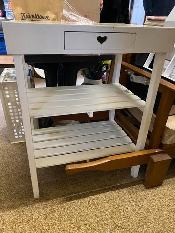 Leuk houten tafeltje met lade