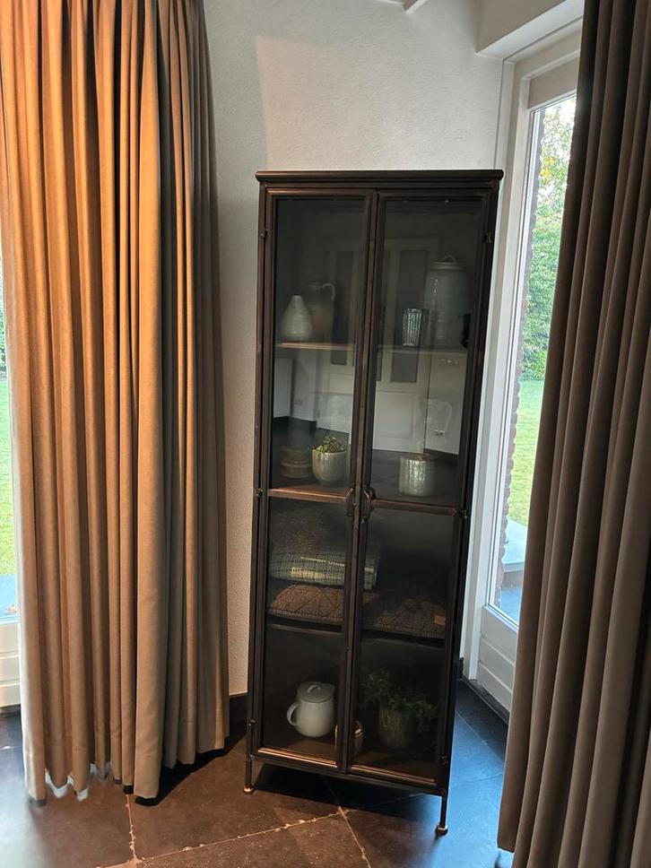 Stalen vitrinekast met glazen deuren, merk: PTMD collections, Huis en Inrichting, Kasten | Buffetkasten, Zo goed als nieuw, 150 tot 200 cm