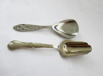 Twee oude suikerschepjes. beschikbaar voor biedingen