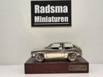 Mazda 323 verzilverd - 1:43 op voetplaat, Hobby en Vrije tijd, Modelauto's | 1:43, Gebruikt, Auto, Ophalen of Verzenden