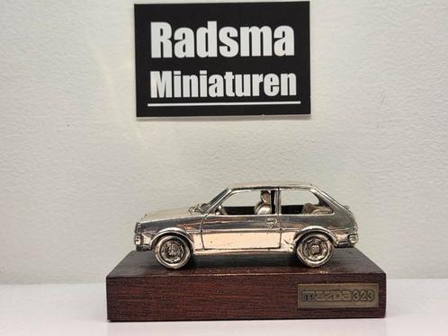 Mazda 323 verzilverd - 1:43 op voetplaat, Hobby en Vrije tijd, Modelauto's | 1:43, Gebruikt, Auto, Ophalen of Verzenden