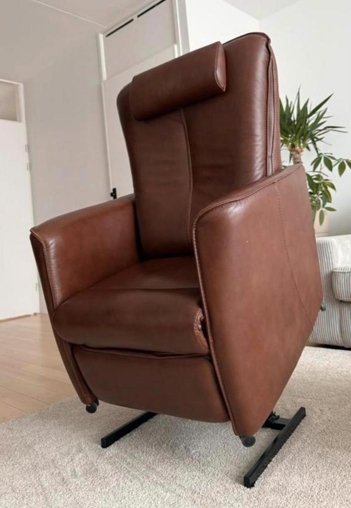 Zgan half jaar oud Prominent stoel met sta op / relax stand, Huis en Inrichting, Fauteuils, Zo goed als nieuw, Leer, 50 tot 75 cm