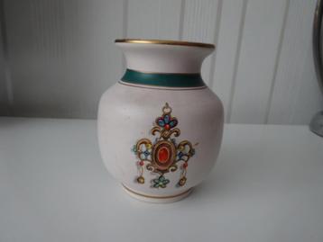   Een Vaasje van Flora Gouda Holland .  beschikbaar voor biedingen
