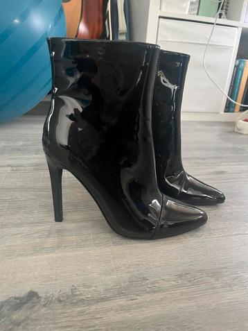 Schoenen, hakken beschikbaar voor biedingen