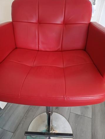 Twee verhoogde lederen bar stoelen beschikbaar voor biedingen