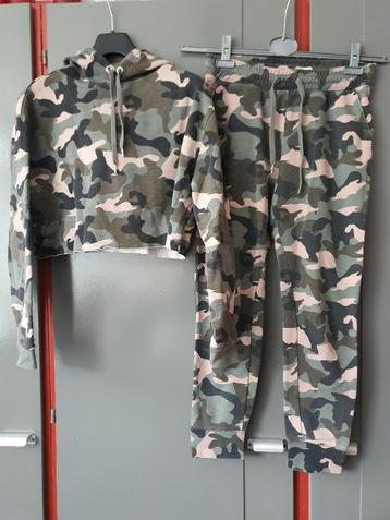 Leuke Legerprint Croptop met Broek Set - Maat S beschikbaar voor biedingen