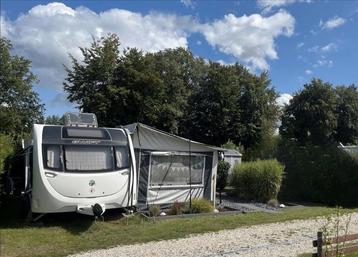 Dubbelassige Swift Caravan m Voortent op Klein Vink nr."169" beschikbaar voor biedingen