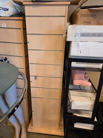 Slatwall pilaren, presentatie tafels, balie/werkbank beschikbaar voor biedingen