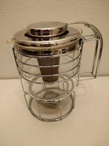 Glazen theepot met theefilter en warmhouder beschikbaar voor biedingen