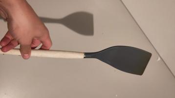 Plastic en hout spatel beschikbaar voor biedingen
