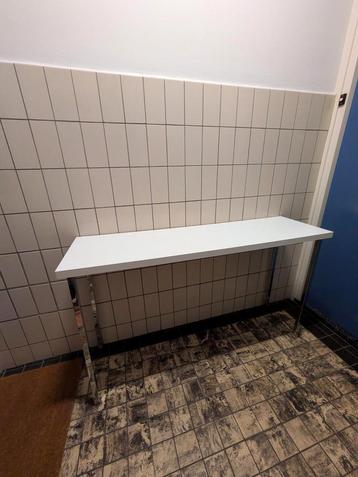 Witte Tafel met Chrome Poten beschikbaar voor biedingen