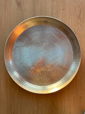 Groot aluminium dienblad beschikbaar voor biedingen