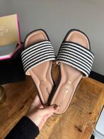 Leuke Franse zomer slippers van Tamaris mt 39 nooit gedragen, Ophalen of Verzenden, Zo goed als nieuw
