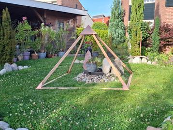 Piramide van hout en koper beschikbaar voor biedingen