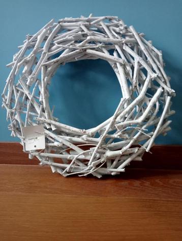 Mooie witte krans van takjes beschikbaar voor biedingen