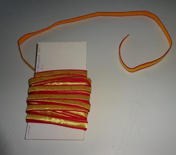 GOUD  GALON MET ROOD RANDJE VOOR UNIFORMEN = 14 MM BREED WAA beschikbaar voor biedingen