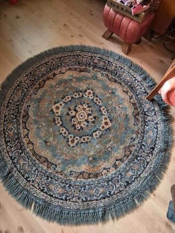 Retro vintage vloerkleed beschikbaar voor biedingen