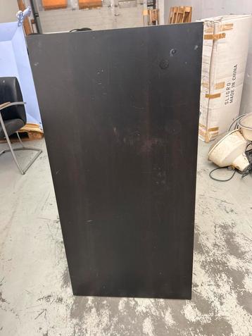 2 Ikea Vika Amon bureau’s met 4 Poten /  1x Zwart / 1x Wit beschikbaar voor biedingen